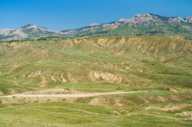 Karadeniz kıyısında Karadağ volkanik Sıradağları yakınlarındaki Meganome burun üzerinde Kırım bahar manzarası, Ukrayna.