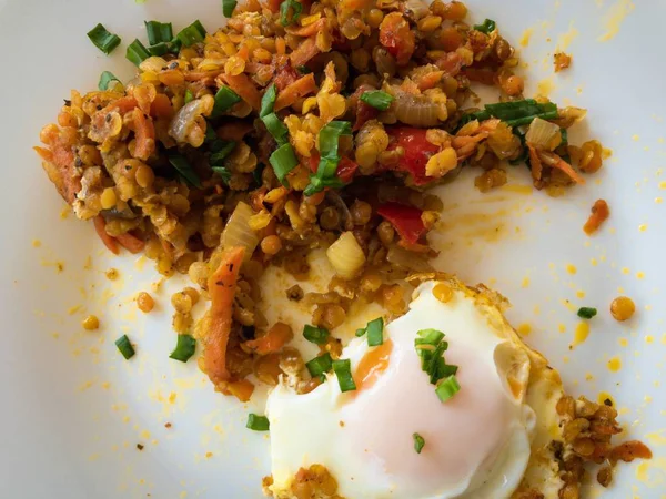 Kızarmış yumurta, kırmızı mercimek ile tabak üzerinde üst görünüm sebzeler ile pişmiş