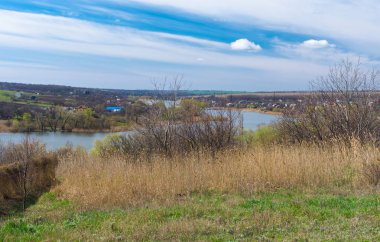 Erken ilkbahar sezonunda küçük Ukrayna nehir Sura nehir kenarı ile Manzara