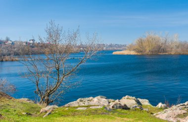 Dnepr nehri ile Ukrayna bahar manzara