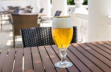 Boş kafede bir bardak bira ilk ziyaretçibekliyor.