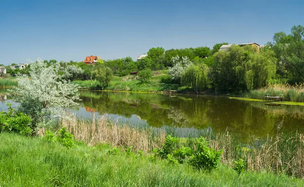 İlkbahar sezonunda küçük nehir Sura ile Ukrayna kırsal yaz manzara.