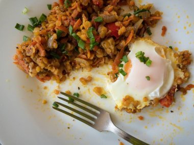 Kızarmış yumurta ile tabakta üst görünümü, sebze ile pişmiş kırmızı mercimek - yarım yemiş 