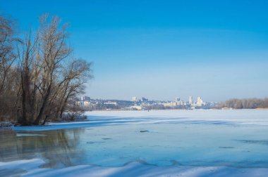 Orta Ukrayna 'da kış manzarası - Dnepr nehrinden Dnepropetrovsk şehrine manzara.