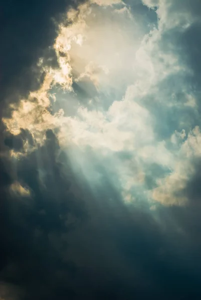 戏剧性的雷雨前天空中的阳光 — 图库照片