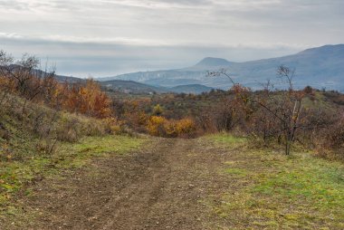 Sonbahar sabahı Karadeniz kıyısına ve Alushta beldesine dağ çayırı Demerdzhi görünümü, Kırım, Ukrayna.