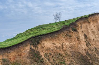 Bölümünde tepenin yamacında