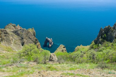 Koktebel yakınlarındaki Karadağ Milli Parkı ünlü Golden Gate volkanik kaya ile Bahar manzara, Kırım, Ukrayna