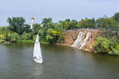 Ortodoks Kilisesi ve Dnepropetrovsk şehir, Ukrayna Dnepr nehri üzerinde yeni açılan yapay şelale ile Peyzaj 