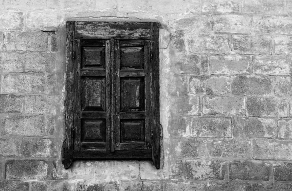 Altes Fenster Mit Geschlossenem Holzverschlag Einem Alten Ukrainischen Landhaus — Stockfoto