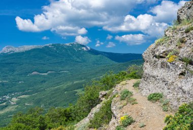 Bahar manzara - Alushta tatil köyü yakınlarındaki Kırım dağlarında Hayaletler Vadisi'nde ayak yolu, Ukrayna 