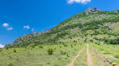 Alushta tatil köyü yakınlarındaki Kırım dağlarında Hayaletler Vadisi Yolu, Ukrayna.
