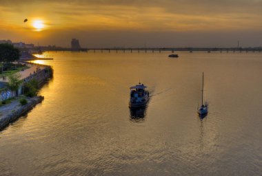 Gün batımında Dnepropetrovsk şehrinin merkezindeki Dnepr nehrinin görünümü.