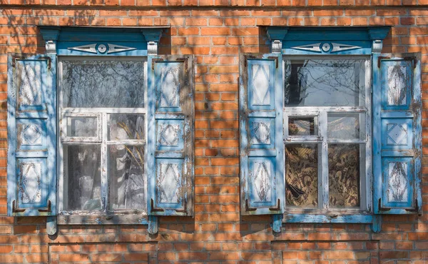 Två Fönster Med Träluckor Ett Gammalt Ukrainskt Lanthus — Stockfoto