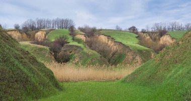 Erken ilkbahar sezonunda toprak erozyonu ile Ukrayna panoramik manzara.