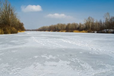 Basit kış manzara - güneşli bir günde donmuş nehir.