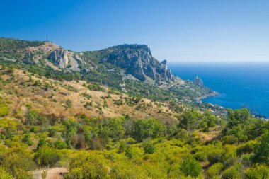 Simeiz kasabası yakınlarındaki Cat Dağı ve Blue Bay bölgesinde görünüm, Karadeniz kıyısı, Kırım, Ukrayna. 