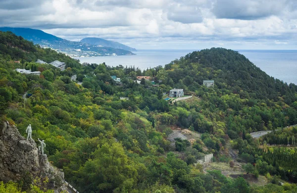 Yalta yakınlarındaki Karadeniz kıyısı, Kırım, Ukrayna sonbahar mevsiminde.