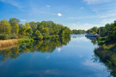 Küçük Ukrayna nehir Oril (en büyük nehir Dnepr sol giriş) güneşli sonbahar gününde.