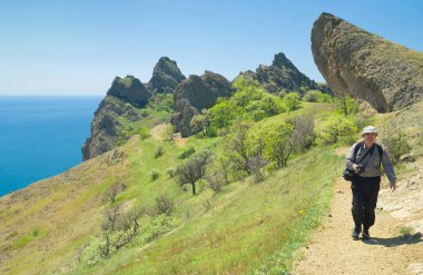 Doğu Kırım, Ukrayna'da Karadağ doğa rezerv yalnız turist ile Virginal kıyı manzara