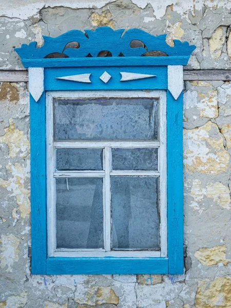 Fenster eines alten ukrainischen Lehmhauses — Stockfoto