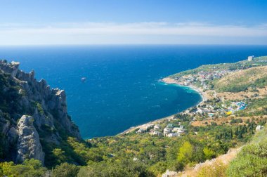 Simeiz kasaba Kırım yakınlarındaki Blue Bay ile gün ışığında Manzara, Ukrayna