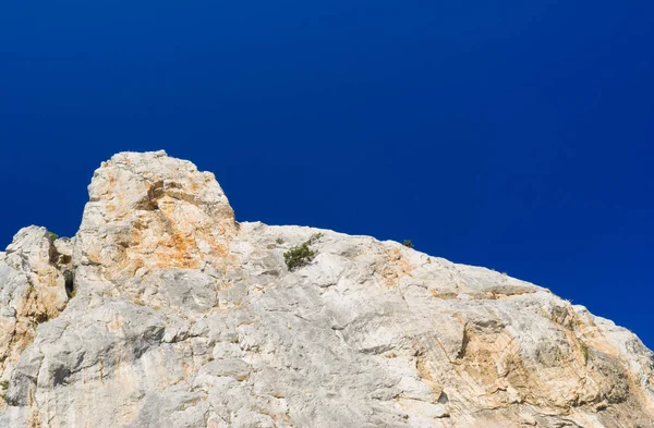 Bir Kedi Dağı üzerinde Sheer uçurum (Simeaz yakınlarındaki doğanın kompozit anıt, Kırım, Ukrayna)