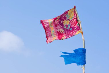 Mavi gökyüzüne karşı evsiz bayrağı.