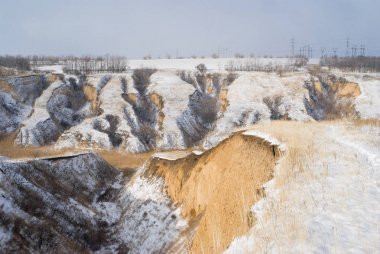 Toprak erozyonlu kış manzarası.