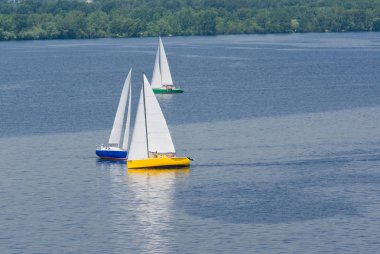 Bir yaz nehrinde yat çarpışmasından önce.