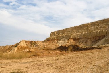 Ukrayna'da açık bir kil çukuru.
