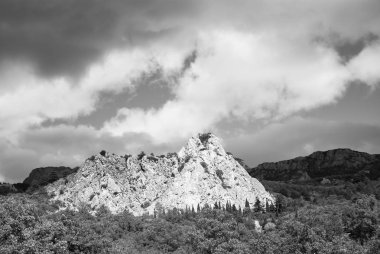 Simeaz yakınlarındaki Kırım dağları, Kırım, Ukrayna - siyah beyaz resim
