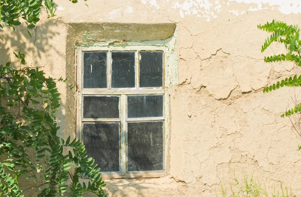 Fenster Einer Alten Ukrainischen Verlassenen Lehmhütte — Stockfoto