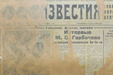 Var olmayan ülkeden arka plan - Gorbatchev röportajı ile SSCB gazetesi Izvestia popüler bir duvara yapıştırılmış.