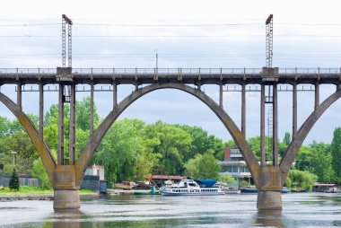 Klasik kemerli köprünün bir açıklık.