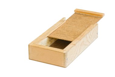 Beyaz bir arka plan üzerinde yarım açık kapaklı boş ahşap kutu.