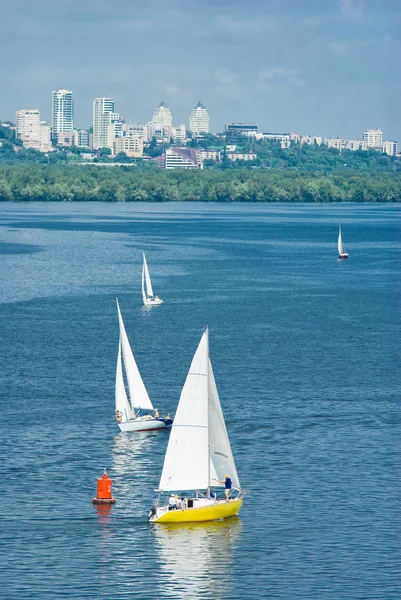 Großstadt Und Yachting Auf Einem Fluss — Stockfoto