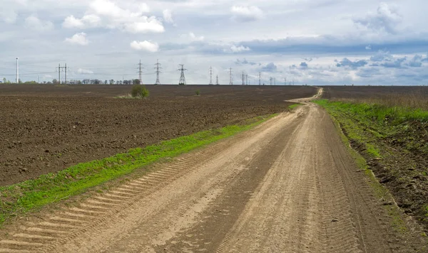 Ukrayna'da bahar tarlaları arasında Ülke yol.