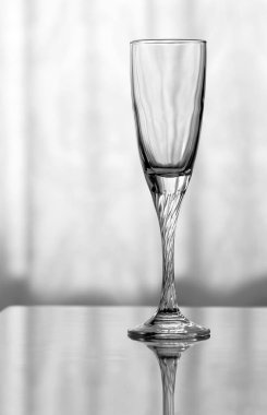 Boş bir masada boş bir şarap kadehi. 