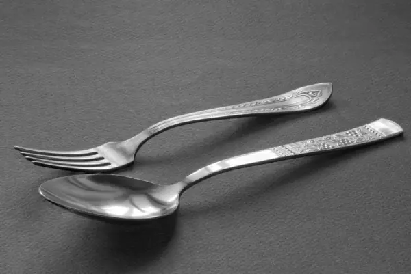 普通勺子和叉子的低调肖像 — 图库照片
