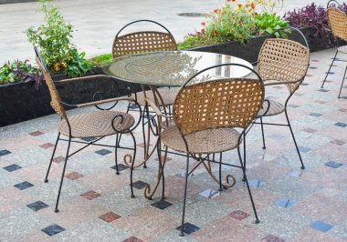 Yalta, Kırım, Ukrayna yalnız bir sokak kafede Boş masa.