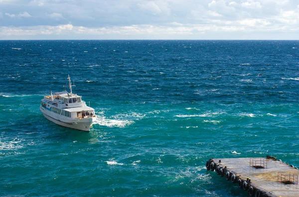 Barco Recreio Está Atracando Para Pequeno Cais Uma Costa Mar — Fotografia de Stock