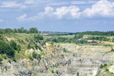 Yaz günü bir taş ocağı.