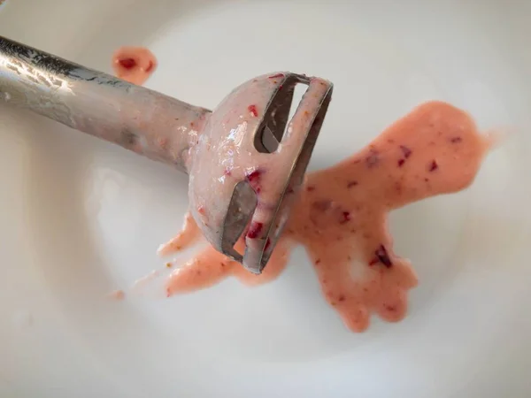 Tallrik med mixer delen smutsig i jordgubbs-och banan smoothie matrester — Stockfoto