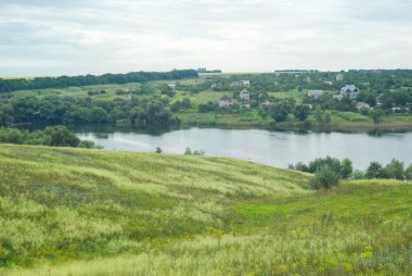 Ukrayna 'da suha Sura Nehri ile yaz manzarası.