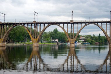 Kemerli köprü ve suyun yansıması..