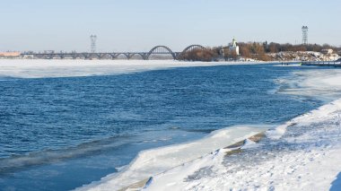 Ukrayna 'nın Dnipro şehrindeki Dnipro nehrinde kış.