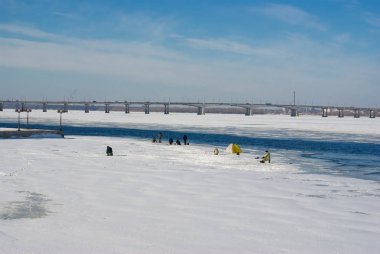 Dnipro şehri Ukrayna 'nın merkezindeki donmuş Dnipro nehri üzerindeki kış manzarası
