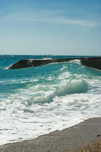 Praia Vazia Mar Negro Agitado Península Crimeia — Fotografia de Stock