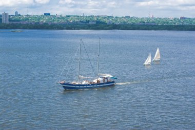 İki küçük yat Dnipro nehri, Ukrayna üzerinde büyük bir takip